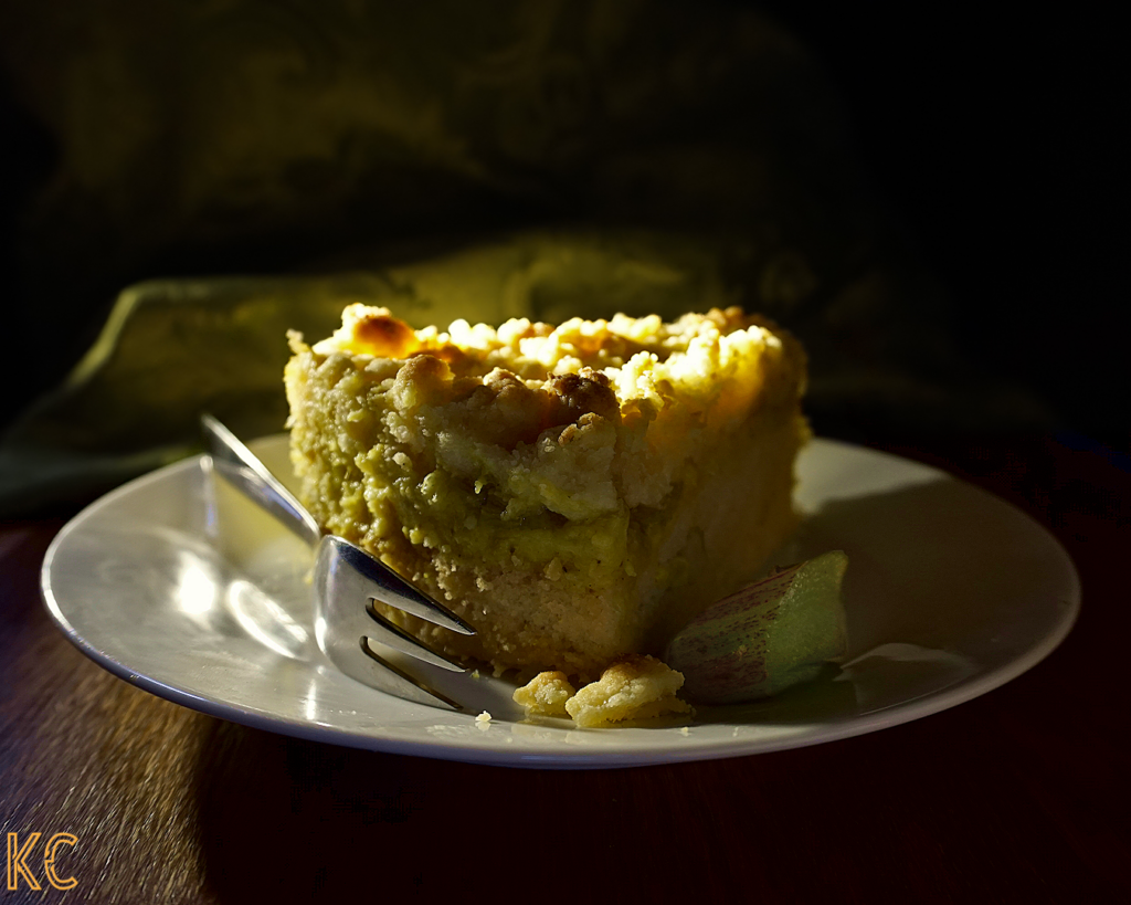 kitchen compositions Rhabarberkuchen mit Marzipanstreuseln.